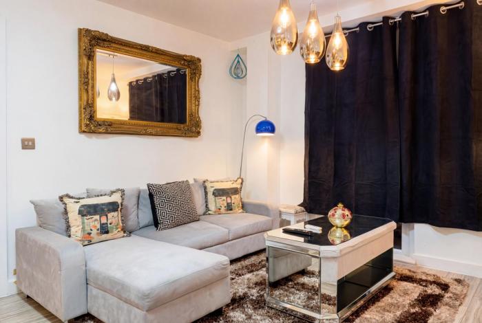 Modern Two Bedroom Apartment for Five with On-site Parking in Salford