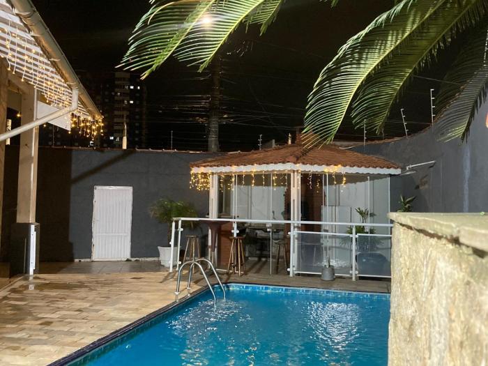 Casa 100mtrs do mar com piscina aquecida