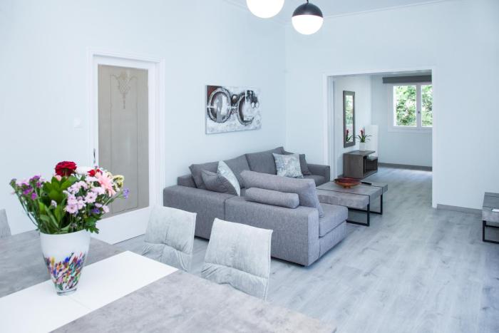 3 Bedroom Apartment with Garden Walk to Glyfada Center & Beach