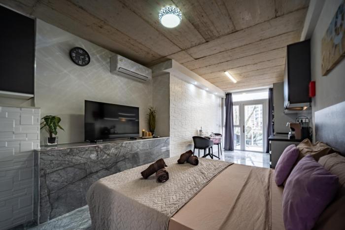 Seafront, lovely modern studio.