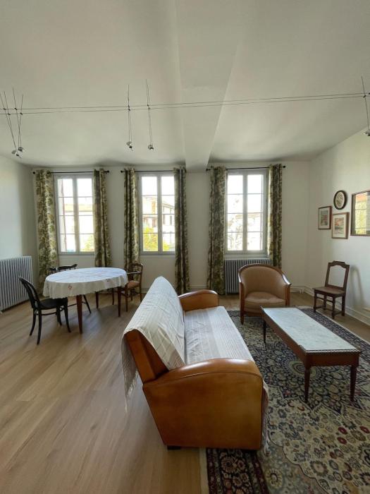 grand appartement lumineux proche du centre avec cour privée