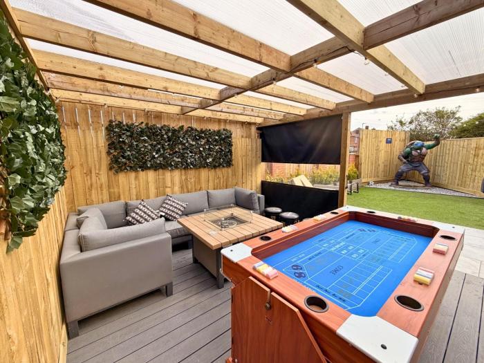 Private All-Weather Hot Tub House, Fire Pit & Pool Table, Free Parking, Near City Centre, Great Transport Links