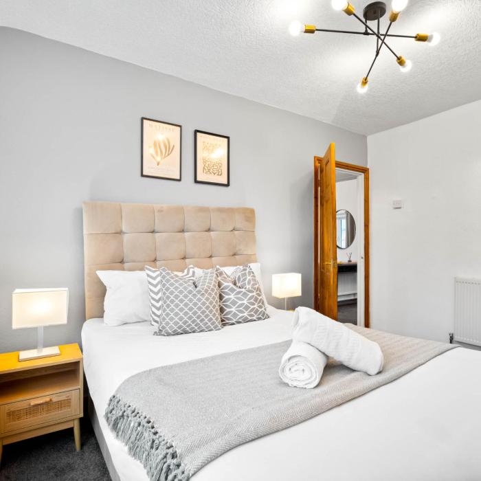 Stylish Three Bedroom House - Garden - Parking - Netflix 73BR
