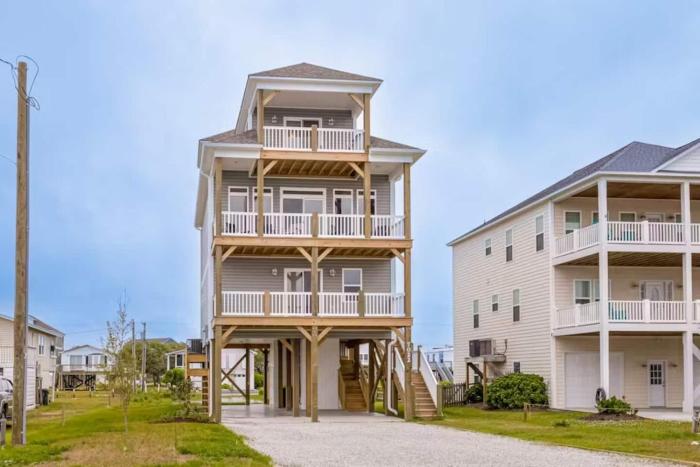 Walk to Beach 4 BR with Hot Tub and Elevator