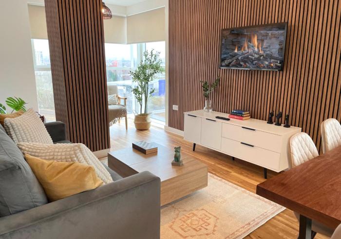 Luxury 3 Bedroom Waterside Apartment with Balcony -Manchester