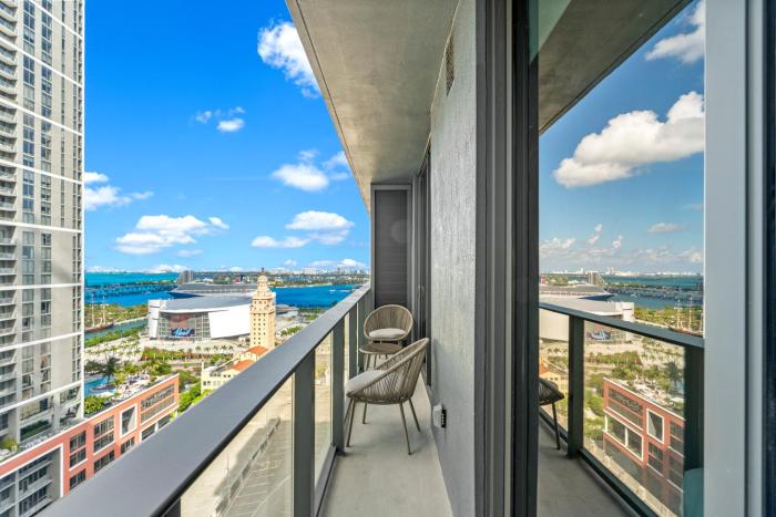 Stylish Condo w Den in the Heart of Downtown