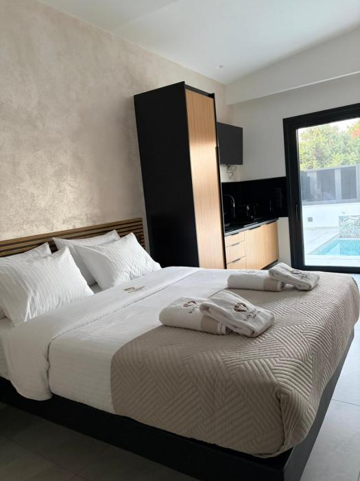 Black Diamond Luxury Suites Private Pool & Coastal Elegance