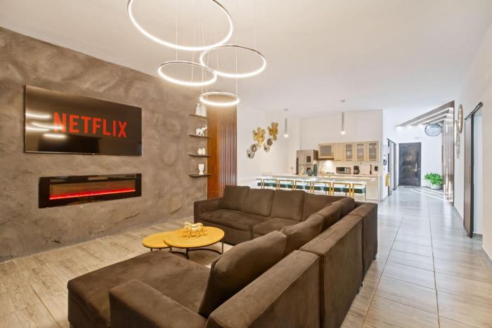 6 bedroom with Jacuzzi 1 block from LLeras P10