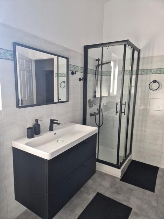 Dimitris Airport n Sea Retreat