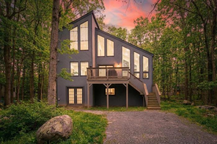 Pocono Escape Fire Pit Game Room Lake Access