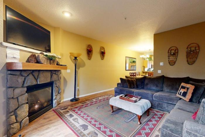 Dog-Friendly Condo with Great Kitchen Pool & Hot Tub - Close to Skiing