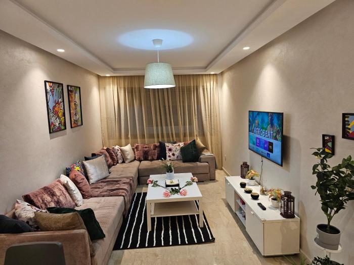 Top-Floor 3BR in Maarif, City View, AC & Parking