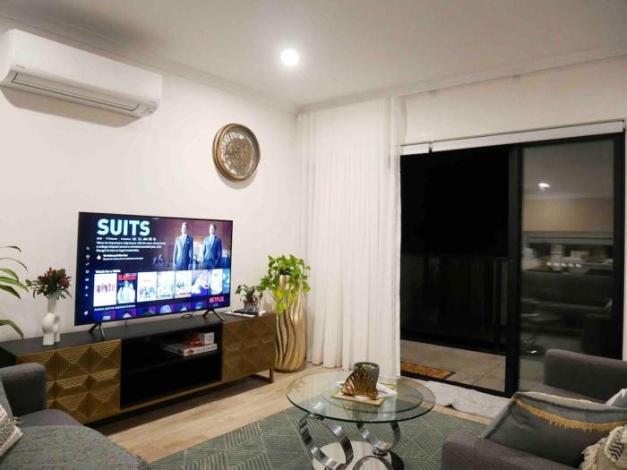 Modern Cozy Townhome with Balcony at Central Location