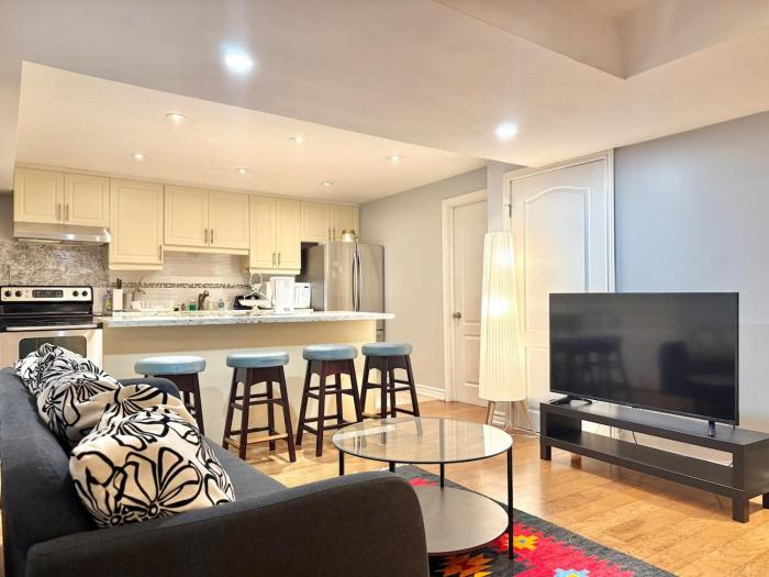 3 Bdrm Basement w kitchen-40 mins to downtown-Sleeps 8