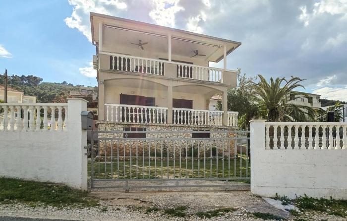 2 Bedroom Nice Apartment In Slatine
