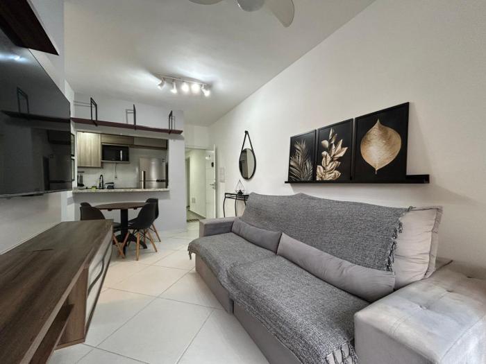 APARTAMENTO BERTIOGA CENTRO - TV, WIFI, Garagem localiza-se em Bertioga, a 10 minutos a pé de Praia da Enseada