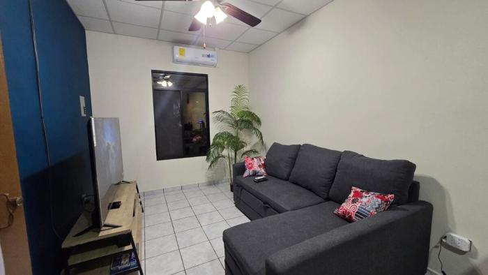 Casa Elegante y en Residencial Privada en Santa Ana