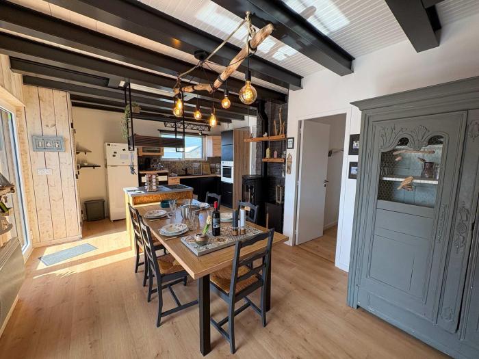 LESCALE - A charming comfortable house just a stones throw from the sea