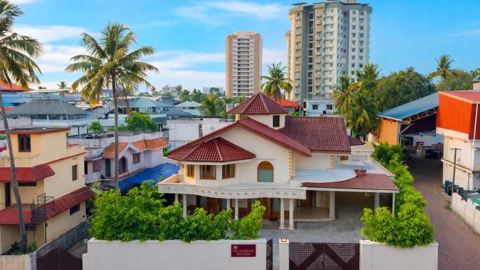 ELIVAAS Valiyaveetil Mansion 5-BHK Mansion With Private Pool, Home Theatre, Garden & Lift Near New Marine Drive