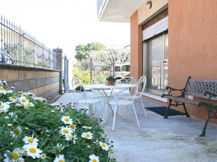 SE247- Marotta, trilocale con corte attrezzata vicino al mare