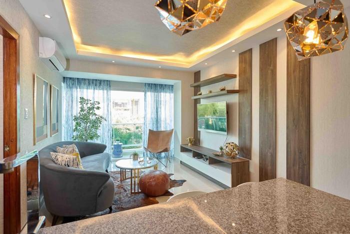 ®{The~Unique~Experience} close to Colonial Zone