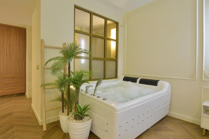 Parisian Chic & Central, Private Jacuzzi Suite