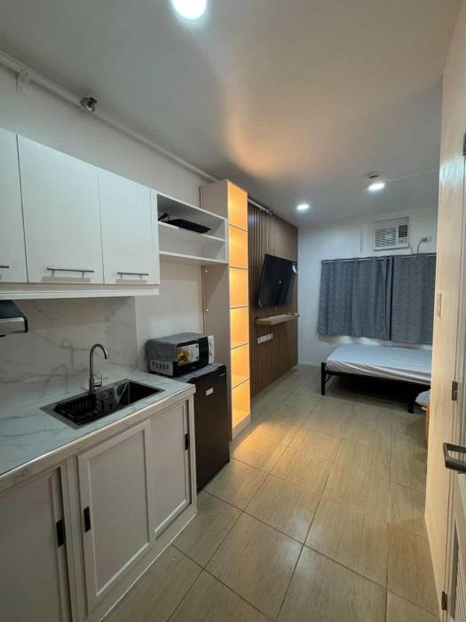Alabang Studio room high-speed WIFI, Pool and Gym access