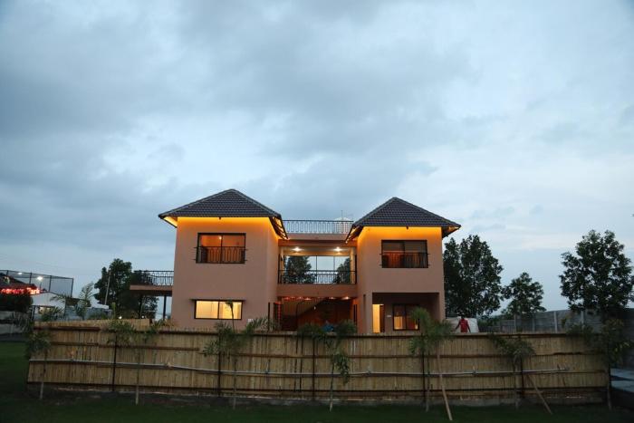 Sukoon Retreat by Ivory Stays,Luxury 3BHK Villa with Pool, Lawn and sunset view near Grishneshwar Temple