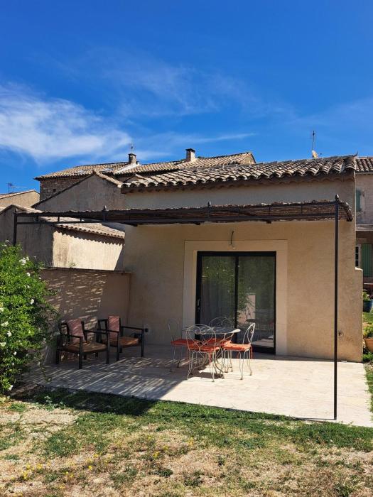 Studio cosy avec terrasse et magnifique vue sur le Luberon