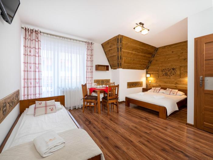 Willa Pod Reglami Małe Ciche - Jacuzzi & Sauna Idealna baza wypadowa w Góry! Wiktorówki, Rusinowa Polana , Gęsia Szyja , Toporowa Cyrhla , Murowaniec , Hala Gąsienicowa