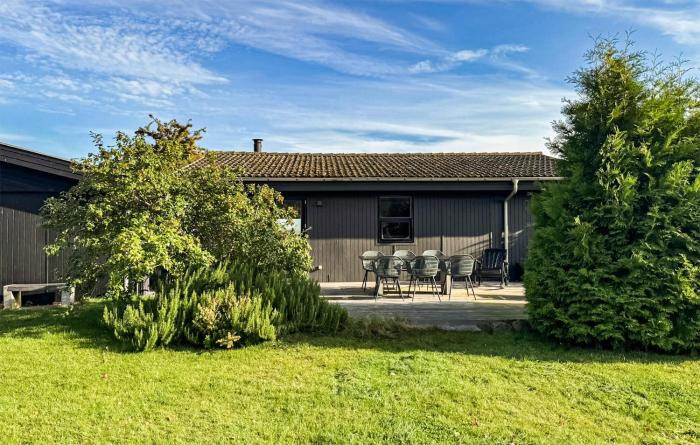 Cozy Home In Askø With Wifi