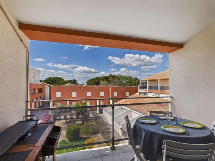 Appartement climatisé 2 pièces à 160m de la plage avec terrasse, parking privé et proche commerces - FR-1-423-240