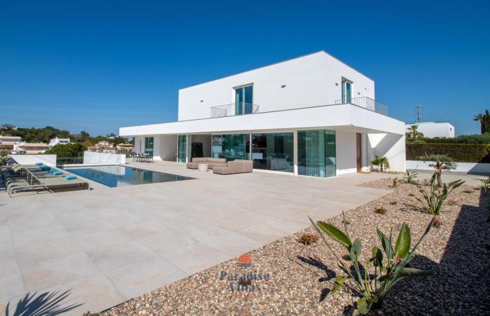 Modern 4-Bedroom Villa with Infinity Pool