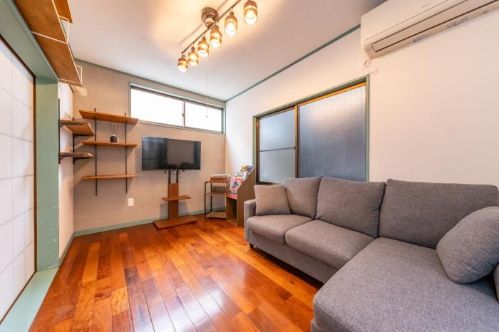 ON SALE 13 minutes by Haneda Airport train, 15 minutes walking distance by station, fully equipped with a record player, maximum 5 people