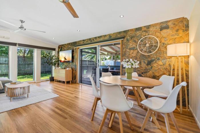 3BR Tropical Retreat Steps to Holloways Beach