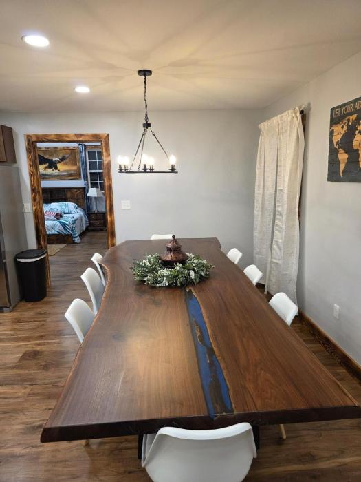 Brand-new 4BR, Sleeps 10, Treadmill, Piano, Free Boat Parking, Close to the Lake!