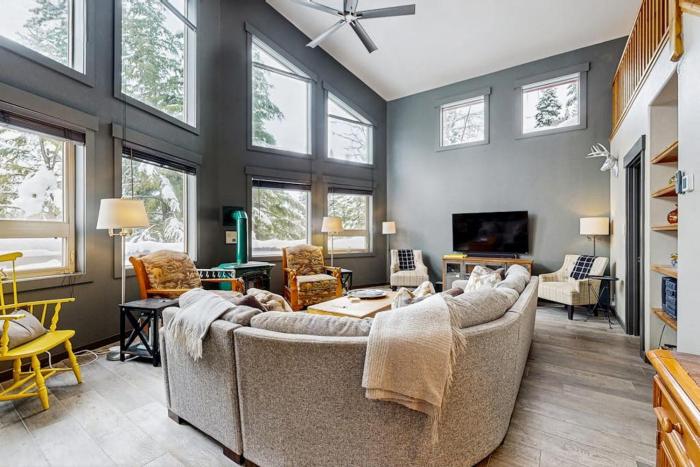 Spacious Mountain Retreat with Sauna Hot Tub & Pool