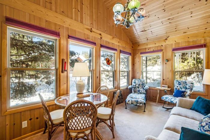 Lakefront McCall Retreat with Sunroom & Tub