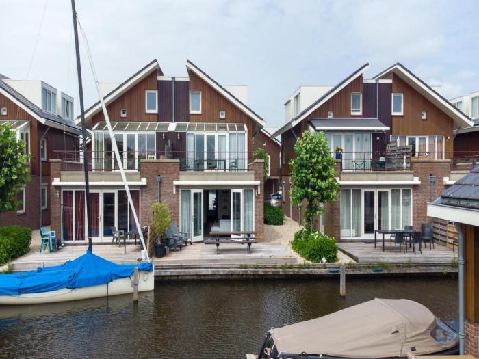 Lakefront Uitgeest Apartment for 6