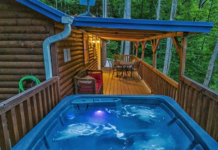 Bigfoot Bungalow - Hot Tub - Secluded RRG Retreat - 12 min to Natural Bridge - Close to trails & attractions - Private - peaceful