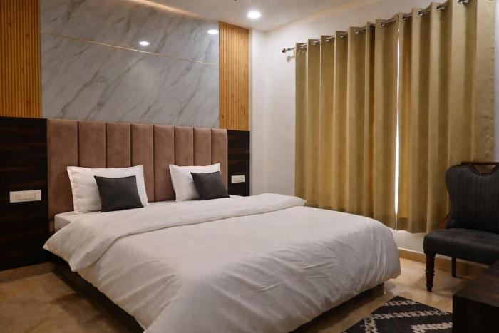Rosewood 2BHK Near Mall Road w Mountain View