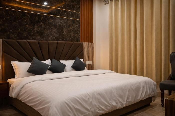 Cedarwood 2BHK Near Mall Road w Mountain View