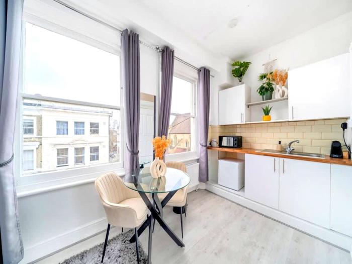 West Kensington Modern Couple Retreat