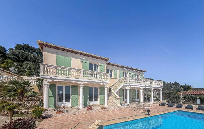 Awesome Home In Cavalaire