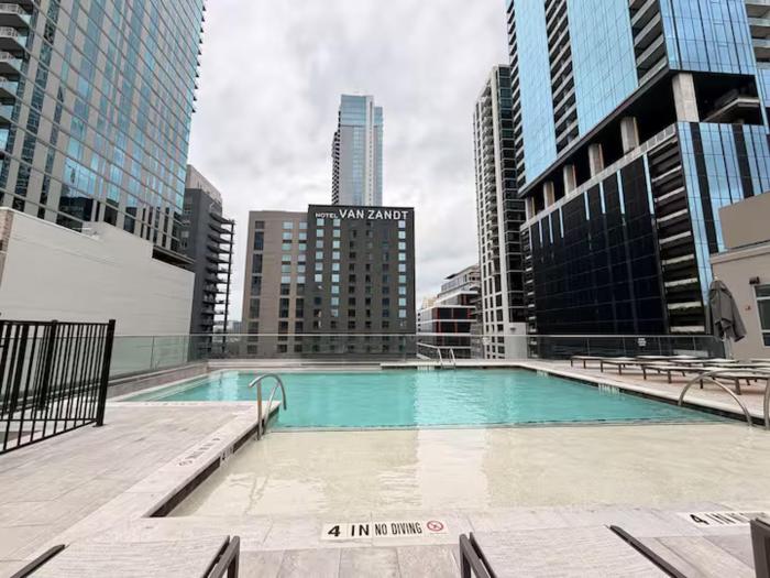 Downtown Austin 2 Bedroom & Sofa Bed Apartment Near Rainey Street and Lady Bird Lake