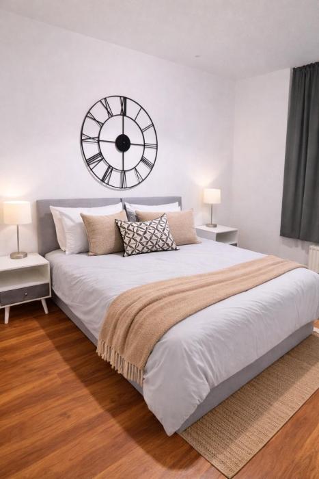 3BR, Modernised Ground Floor Apartment, Free Park