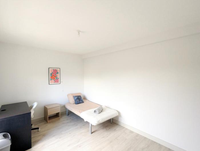 Chambre avec bureau - Proche Sanofi - SEB - ENSP - PTS