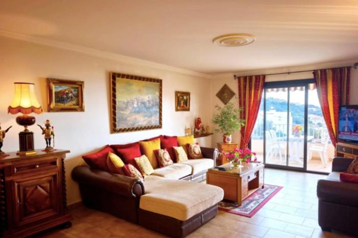 Large bright apartment with balcony and sea view