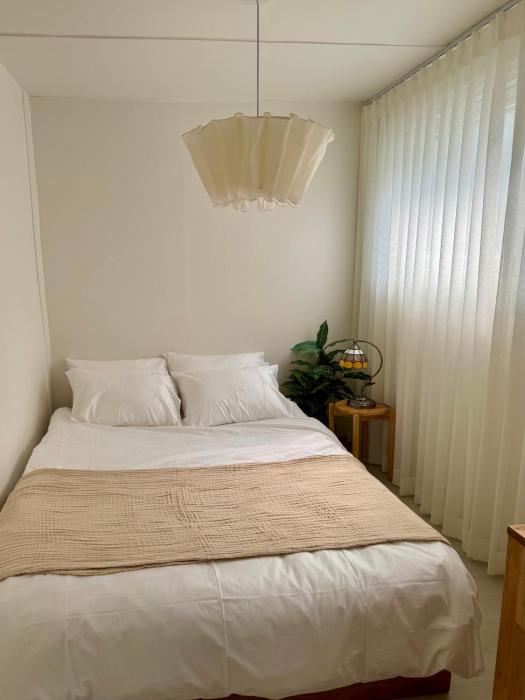 Warm Minimal Wood House near Hongdae, 3min Subway, Airport Bus 6 mins