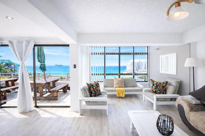 Coastal Hospitality - De Valle 52